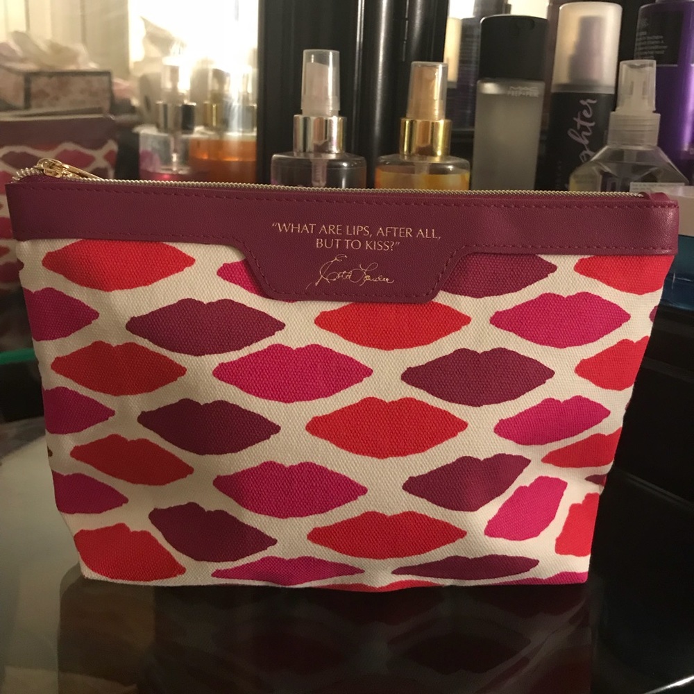 Estée Lauder makeup bag